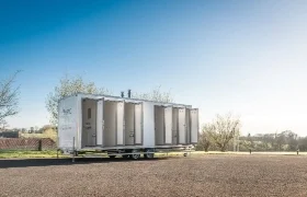Six-bay shower trailer